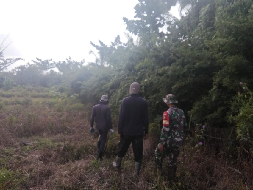 Babinsa dan Warga Desa Insit Patroli Karhutla, Masyarakat Diimbau Tidak Bakar Lahan