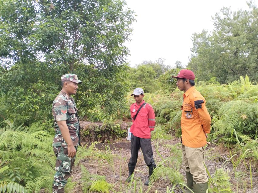Patroli Rutin Babinsa dan Damkar PT SRL Cegah Karhutla di Sungai Gayung Kiri