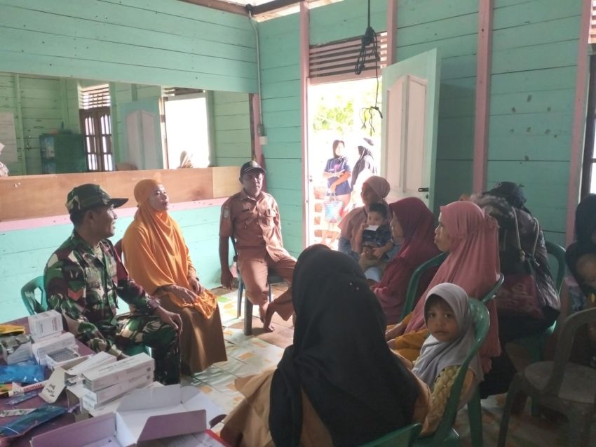 Komsos Babinsa di Sungai Gayung Kiri, Warga Diimbau Tidak Buang Sampah Sembarangan