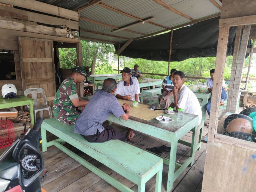 Lewat Komsos, Babinsa Sertu Supriandi Sampaikan Pesan Kamtibmas kepada Warga Selatpanjang