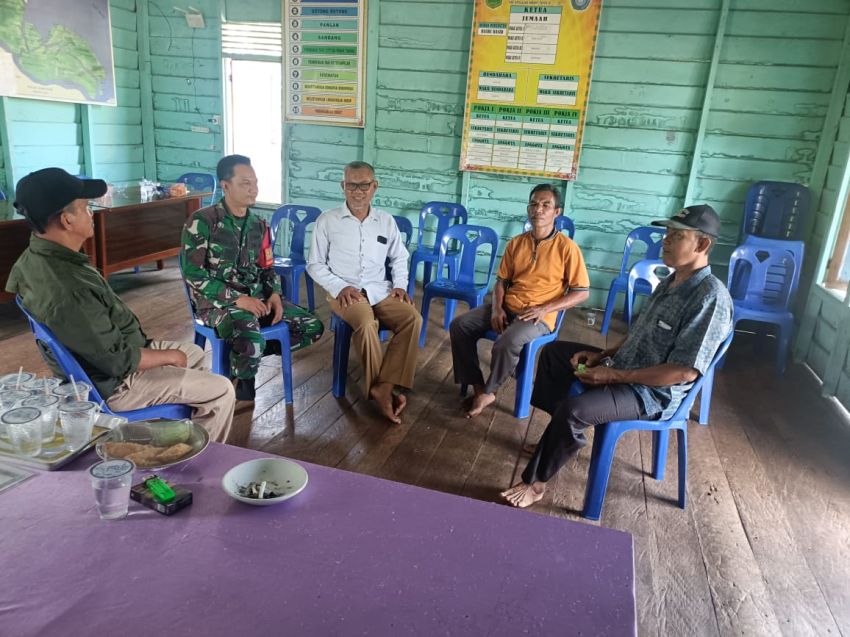 Sertu Muslim Ajak Warga Tanjung Darul Takzim Tingkatkan Kepedulian Lingkungan