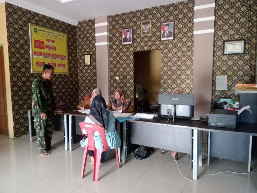 Lewat Komsos, Babinsa Koramil 02/Tebing Tinggi Dorong Warga Tingkatkan Kebersihan Desa