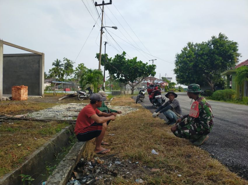 Babinsa Tebing Tinggi Barat Perkuat Sinergi dengan Warga Lewat Komsos di Desa Alai