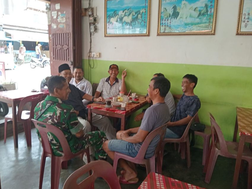 Pererat Silaturahmi, Babinsa Tebing Tinggi Gelar Komsos di Selatpanjang Barat