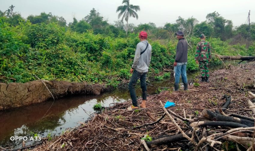 Patroli Karhutla Digencarkan, Babinsa dan Warga Sisir Selatpanjang Timur