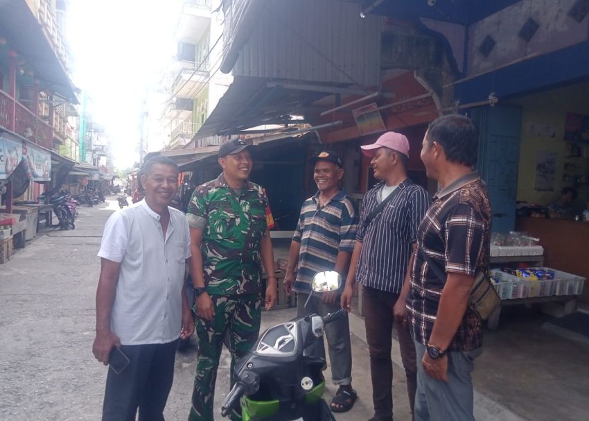 Perkuat Kamtibmas, Babinsa Tebing Tinggi Laksanakan Komsos dengan Warga