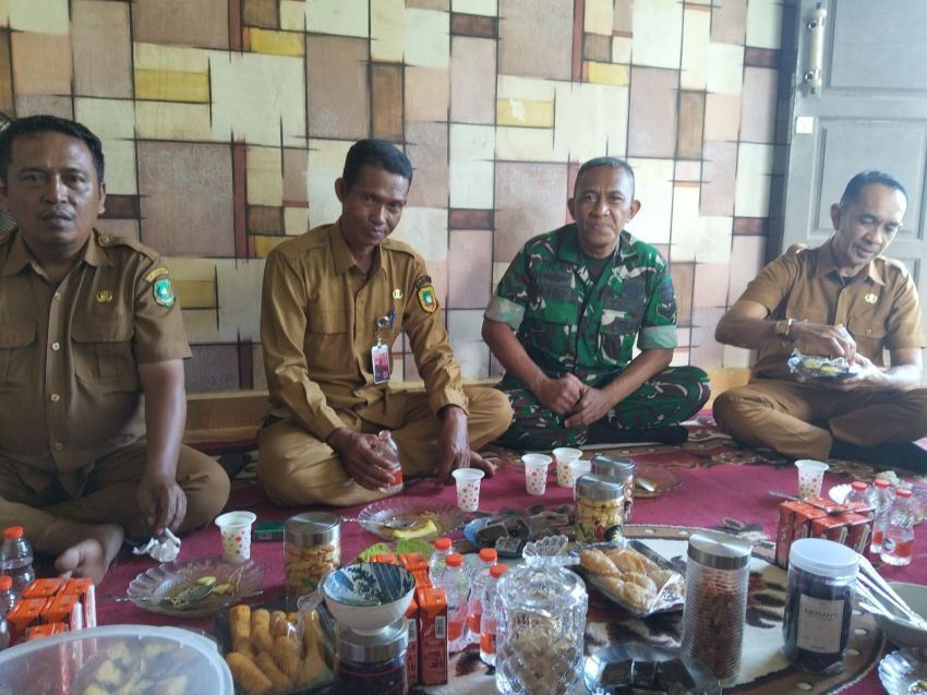 Sertu Pardin P Laksanakan Komsos Bersama Warga Selatpanjang Timur