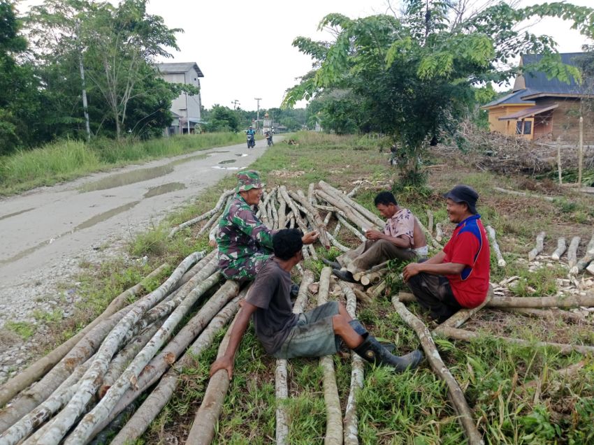 Lewat Komsos, Babinsa Ajak Warga Bantar Peduli Lingkungan dan Cegah Karhutla