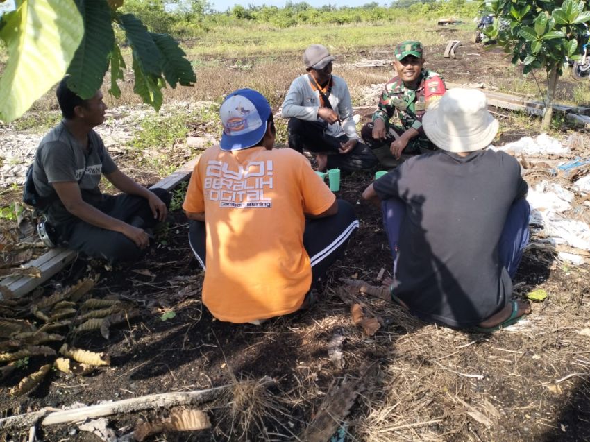 Komsos Babinsa di Rangsang, Warga Dihimbau Aktif Gotong Royong dan Cegah Karhutla