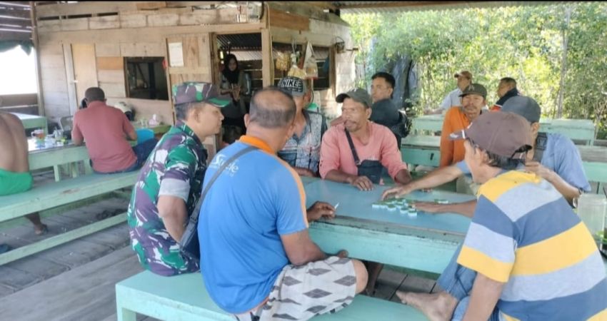 Komsos dengan Warga Tanjung, Babinsa Sampaikan Pesan Penting Ini