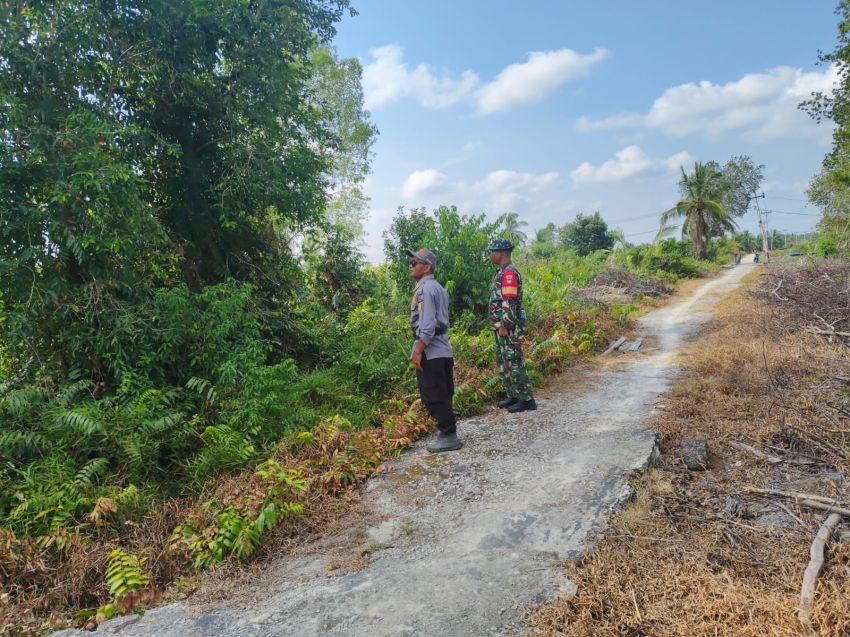 Sertu Supriandi Gelar Patroli Karhutla di Desa Nipah Sendanu, Pastikan Wilayah Aman