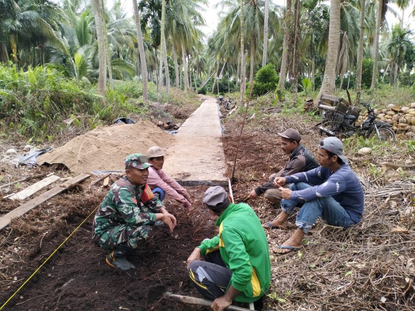 Warga Sungai Gayung Kiri Diedukasi Babinsa soal Keselamatan Kerja dan Larangan Bakar Lahan