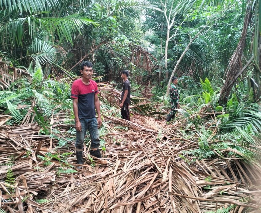 Babinsa Tebing Tinggi Patroli Karhutla di Desa Repan, Warga Diimbau Tidak Membakar Lahan
