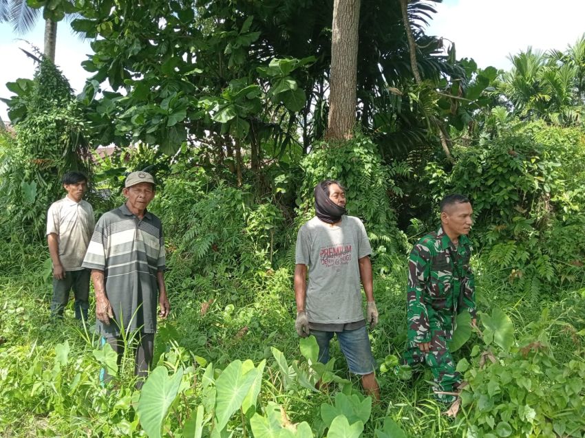 Babinsa Tebing Tinggi Barat Patroli Karhutla di Desa Insit, Warga Diimbau Tak Bakar Lahan