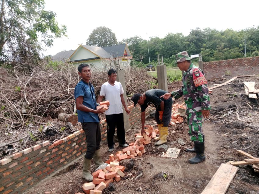Babinsa Rangsang Barat Perkuat Silaturahmi dengan Warga Desa Bantar Lewat Komsos
