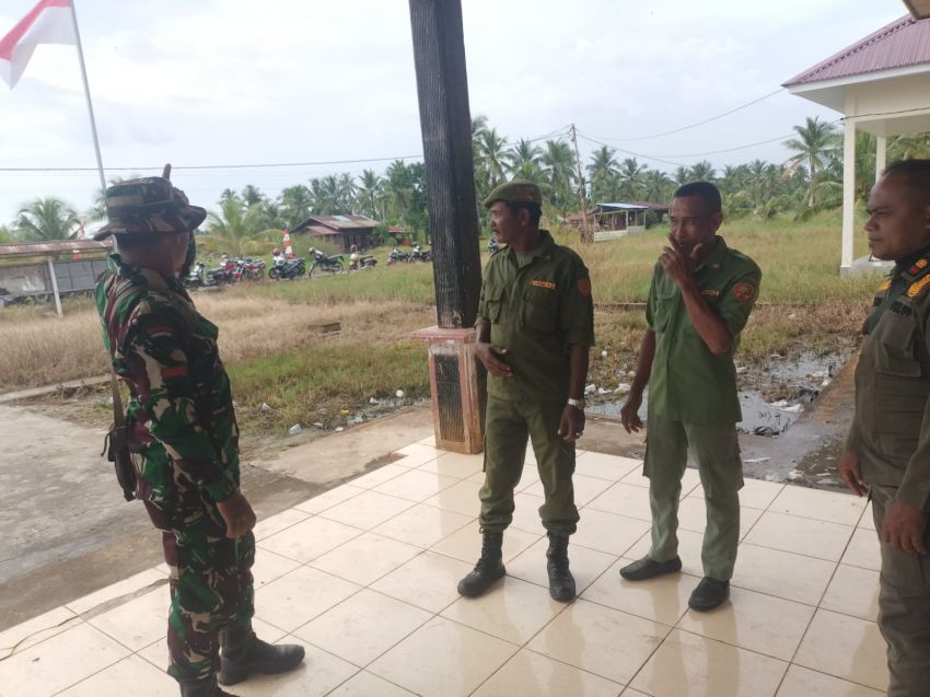 Babinsa Gelar Komsos di Lemang, Warga Diimbau Peduli Lingkungan