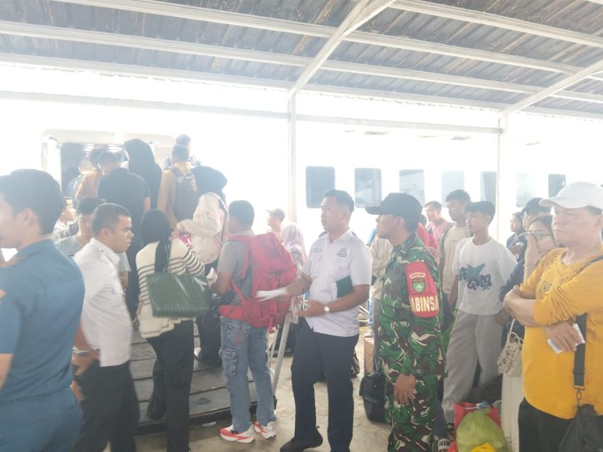Babinsa Komsos di Pelabuhan Tanjung Harapan, Imbau Warga Utamakan Keselamatan Saat Bepergian