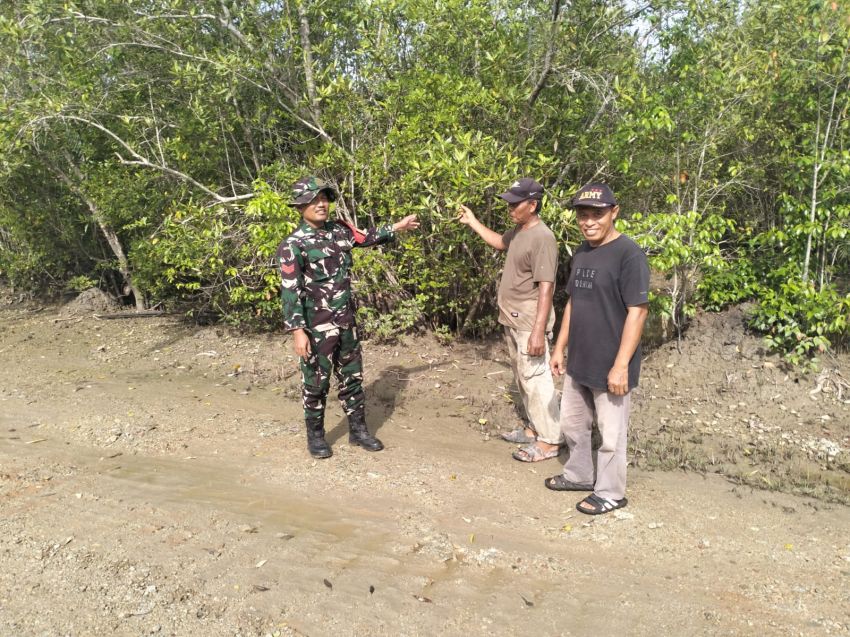 Babinsa Posramil Rangsang Intensifkan Patroli Karhutla di Tanjung Samak