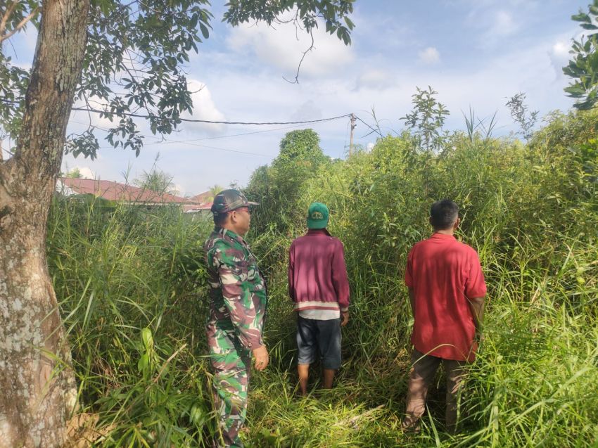 Babinsa Tebing Tinggi Patroli Karhutla Bersama Warga di Desa Banglas