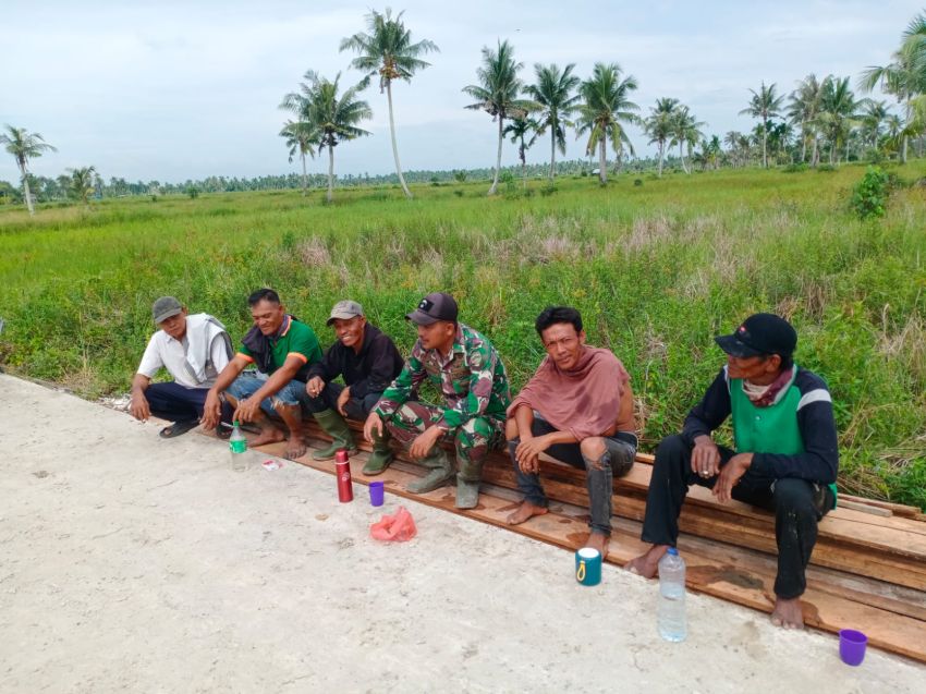 Babinsa Koramil 02/Tebing Tinggi Gelar Komsos Bersama Warga Desa Mekarbaru