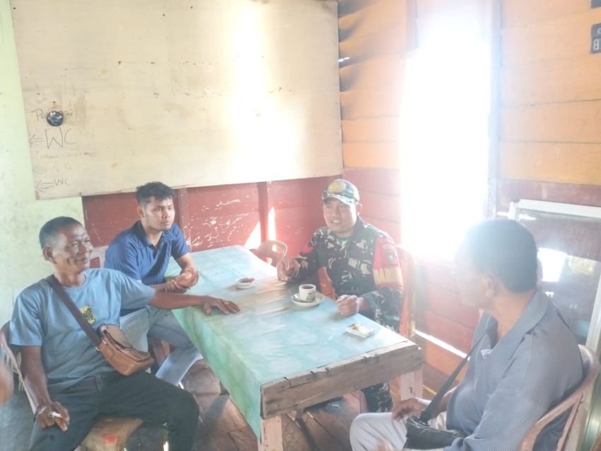 Babinsa Edukasi Warga Soal Kebersihan dan Bahaya Karhutla