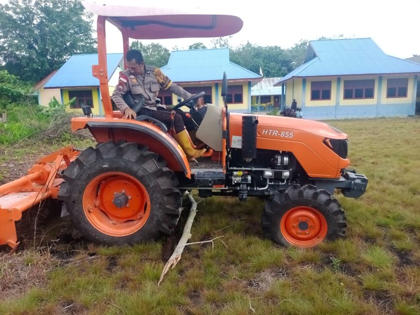 Polsek Rangsang Barat Bersama Warga Bersihkan Lahan Ketahanan Pangan di Telaga Baru