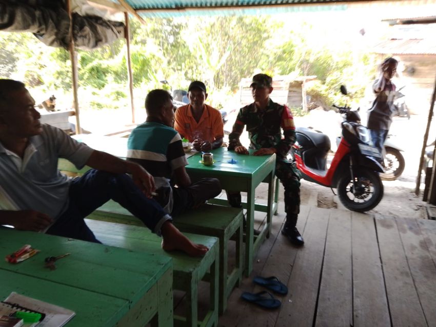Babinsa Gelar Komunikasi Sosial di Selatpanjang, Ajak Warga Perkuat Gotong Royong