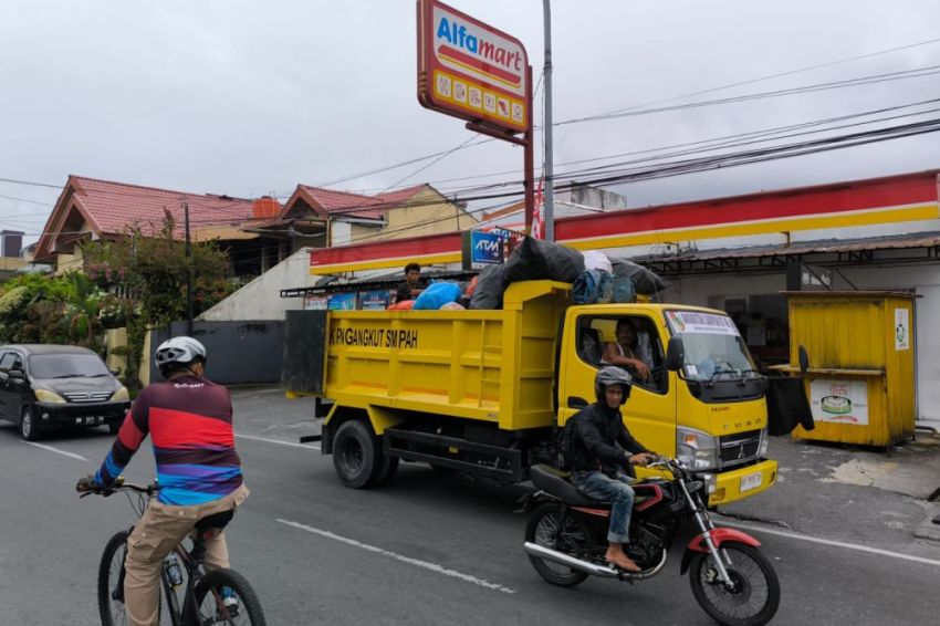 Kelabuhi Petugas, Armada Sampah Ilegal di Pekanbaru Nekat Pasang Stiker LPS Palsu