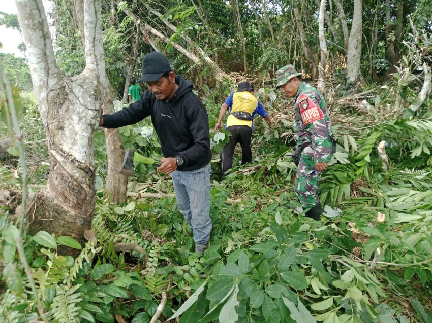 Cegah Karhutla, Babinsa dan Warga Sisir Desa Bantar