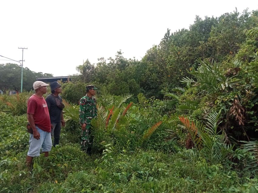 Babinsa dan Warga Patroli Karhutla di Desa Sendaur