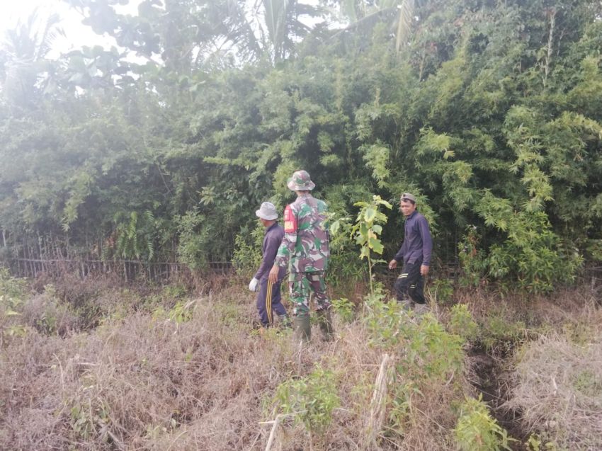 Cegah Karhutla, Babinsa dan Warga Patroli Rutin di Desa Insit