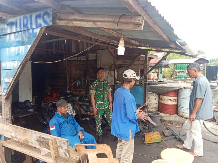 Komsos di Desa Sendaur, Babinsa Ajak Warga Peduli Lingkungan