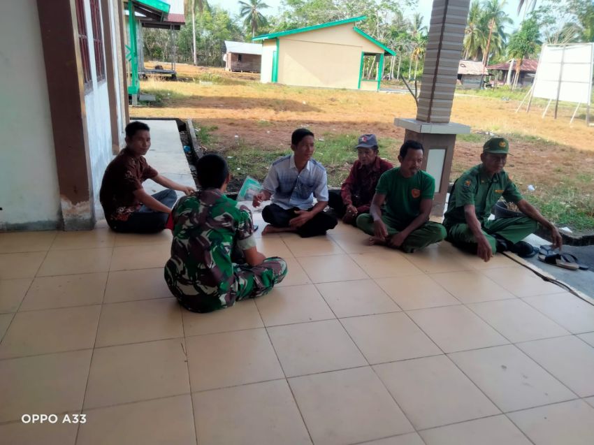 Komsos di Rangsang Pesisir, Babinsa Ajak Warga Peduli Lingkungan