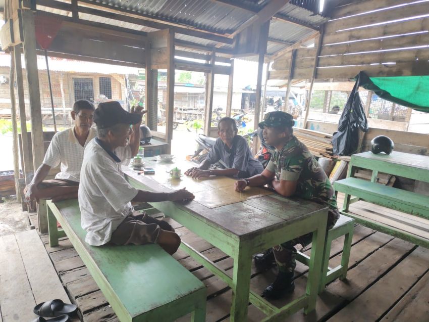 Komsos di Selatpanjang Kota, Babinsa Ajak Warga Utamakan Keselamatan Beraktivitas