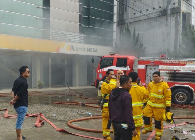 Lantai Bawah Bank Mega Duri Terbakar, Penyebab Masih Diselidiki