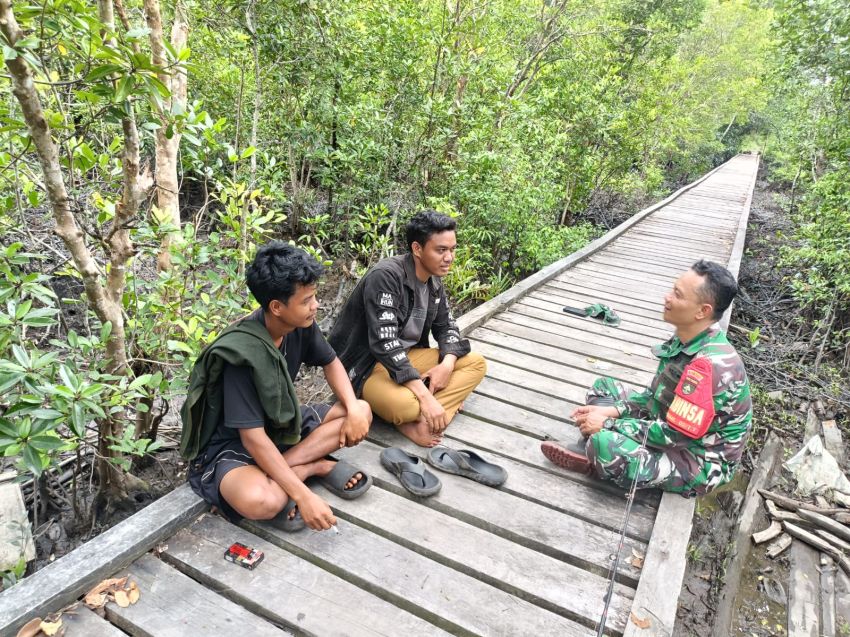 Lewat Komsos, Babinsa Ajak Warga Hidup Rukun dan Waspada Cuaca Ekstrem