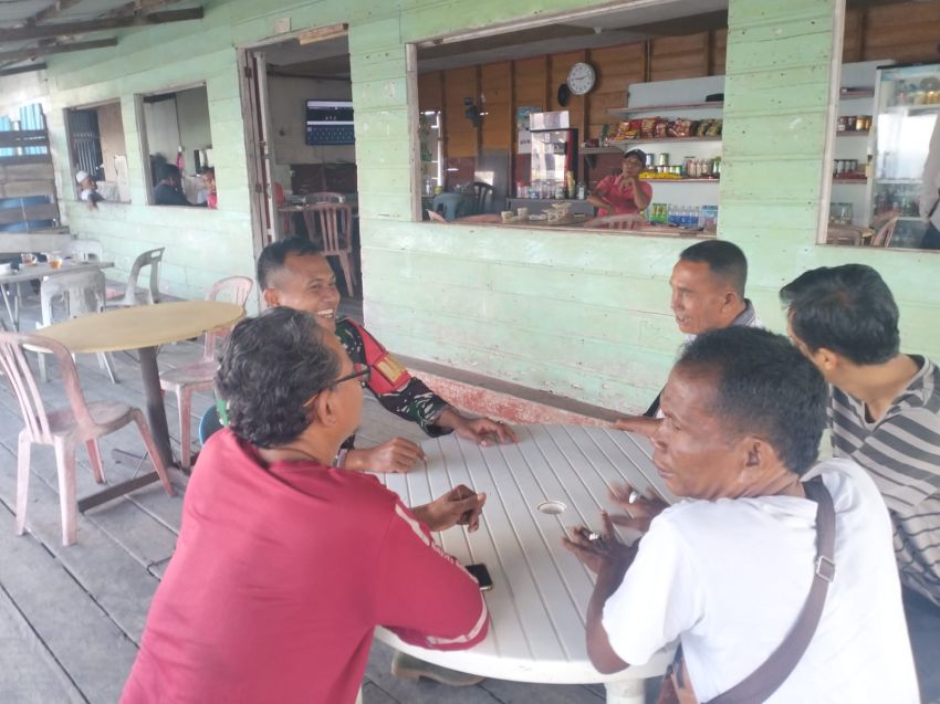 Komsos di Tanjung Samak, Babinsa Ingatkan Warga Jangan Bakar Lahan