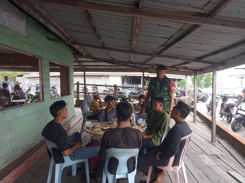 Komsos dengan Warga, Babinsa Tekankan Pentingnya Keamanan dan Kerukunan