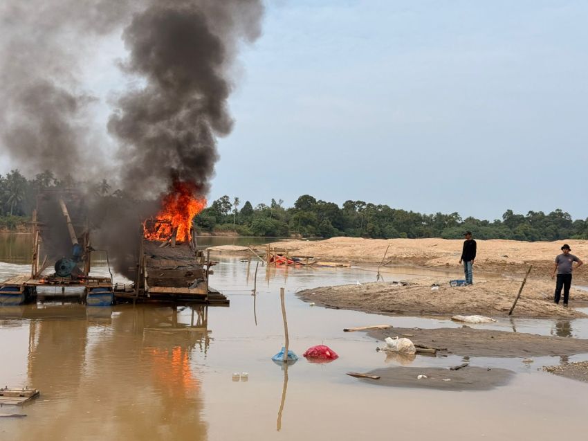 Polsek Cerenti Musnahkan 31 Rakit PETI di Sungai Kuantan