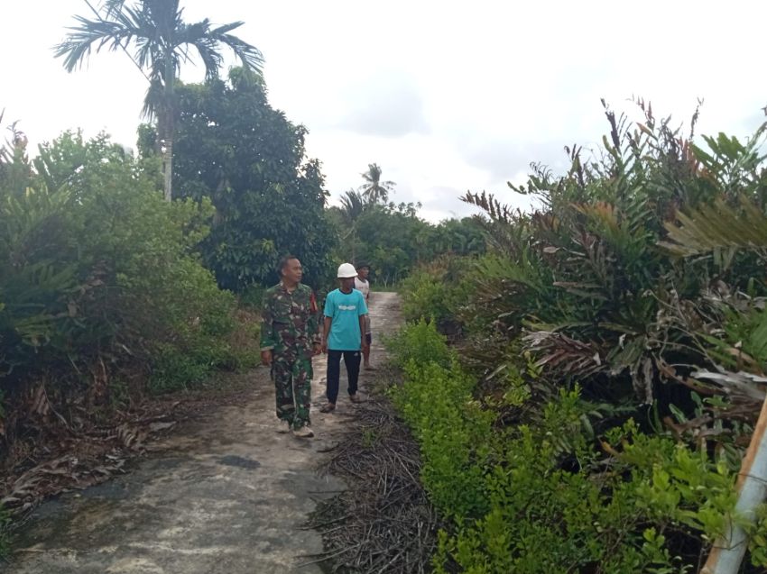 Babinsa Bersama MPA Sisir Wilayah Rawan Karhutla di Tebing Tinggi Barat