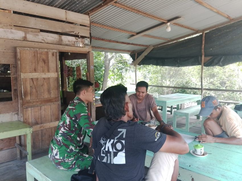 Lewat Komsos, Babinsa Ajak Masyarakat Jaga Lingkungan Tetap Bersih