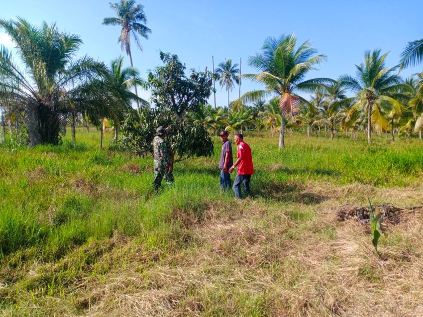 Babinsa bersama Warga Melai Intens Patroli Cegah Karhutla