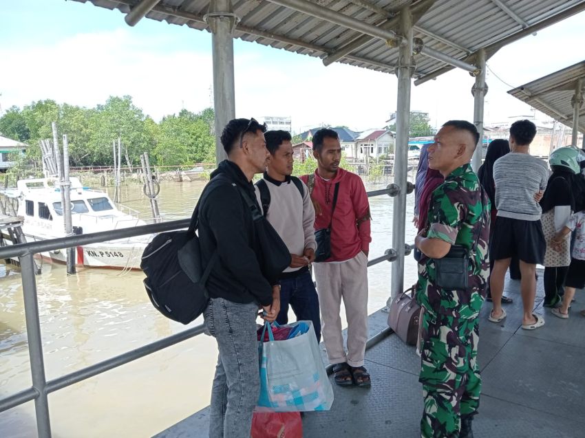 Babinsa Sambangi Warga Pelabuhan Tanjung Harapan, Perkuat Kebersamaan dan Kepedulian Lingkungan