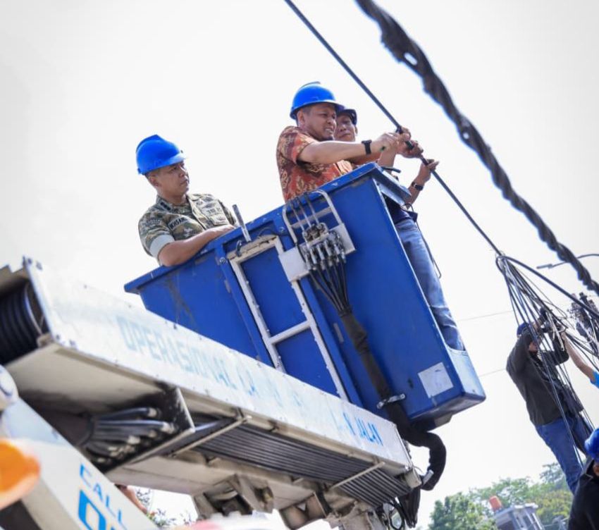 Wako Turun Langsung Tertibkan Kabel Jaringan Semrawut di Jalanan Pekanbaru