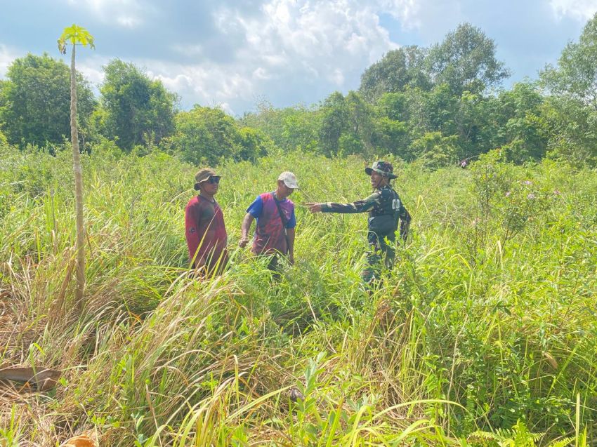 Babinsa dan Warga Patroli Karhutla di Desa Sendaur, Nihil Titik Api