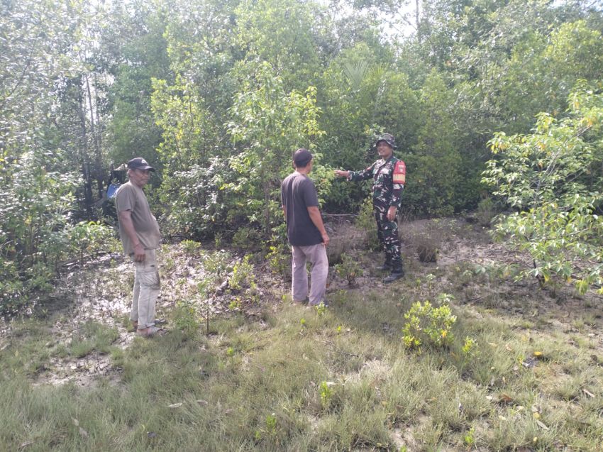 Patroli Rutin, Babinsa dan MPA Sisir Wilayah Rangsang Cegah Karhutla