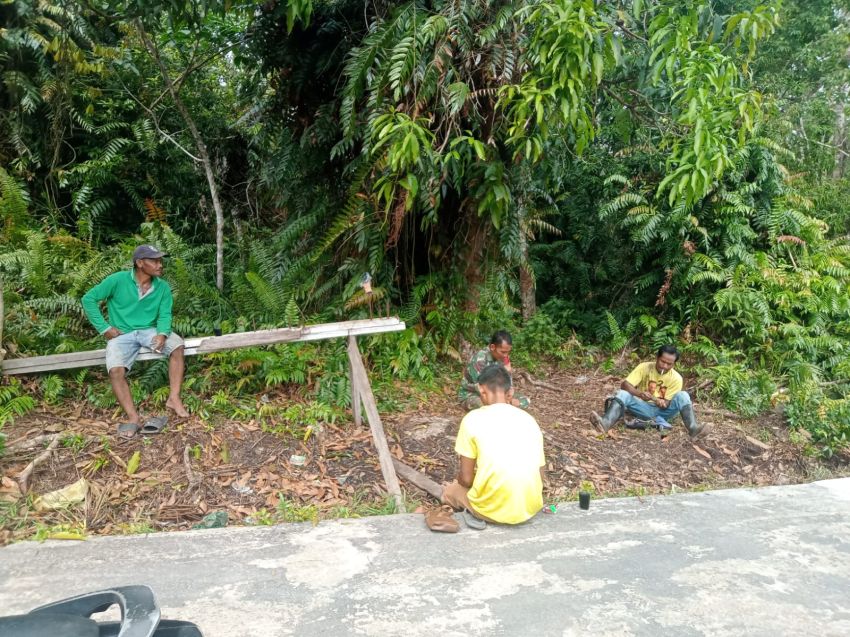 Gotong Royong Jadi Fokus Komsos Babinsa di Desa Insit
