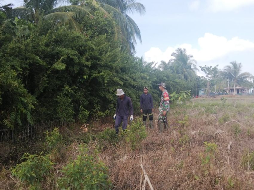 Patroli Karhutla di Desa Insit, Babinsa Imbau Warga Tak Buka Lahan dengan Membakar