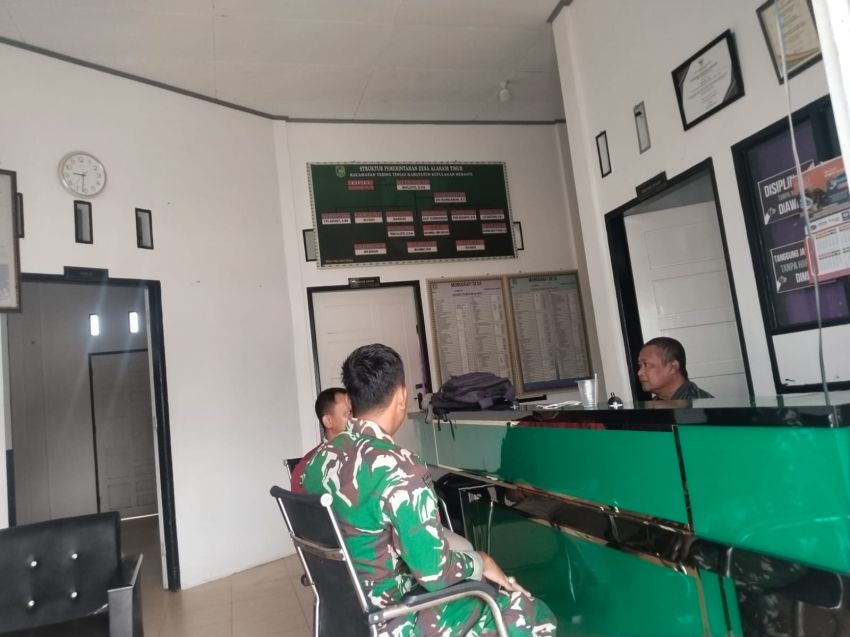 Komsos dengan Warga, Babinsa Ingatkan Pentingnya Faktor Keamanan Saat Bekerja