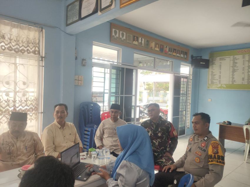 Komsos dengan Warga Banglas, Babinsa Tekankan Kebersihan dan Keamanan Lingkungan